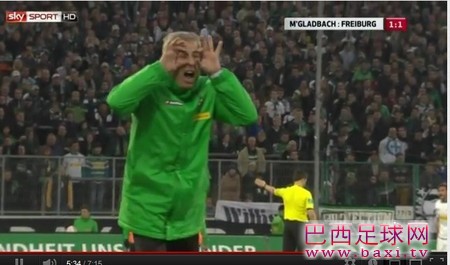 门兴教练因对边裁做出抗议手势被罚上看台