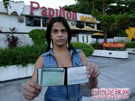 罗纳尔多还曾传出去嫖妓碰到变性人的丑闻.jpg