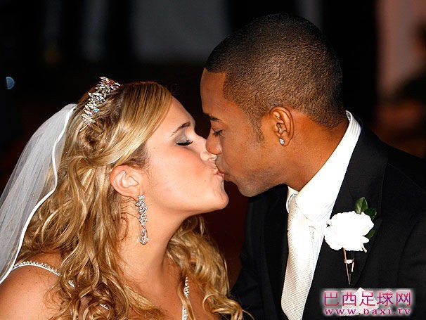 2009年，罗比尼奥与初恋女友结婚1.jpg