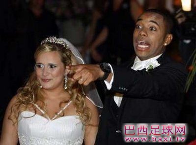 2009年，罗比尼奥与初恋女友结婚.jpg