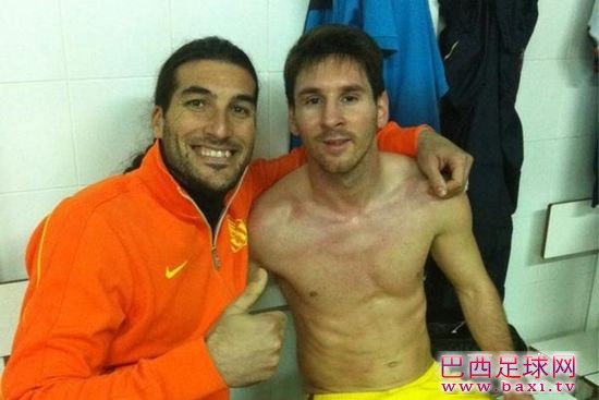 梅西更衣室内半裸欢庆 西媒：他第二球应被吹掉