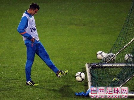 范佩西因伤缺席荷德友谊赛