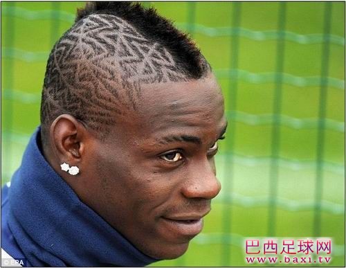 巴神回意大利训练秀奇异发型 重申不会离开曼城.jpg