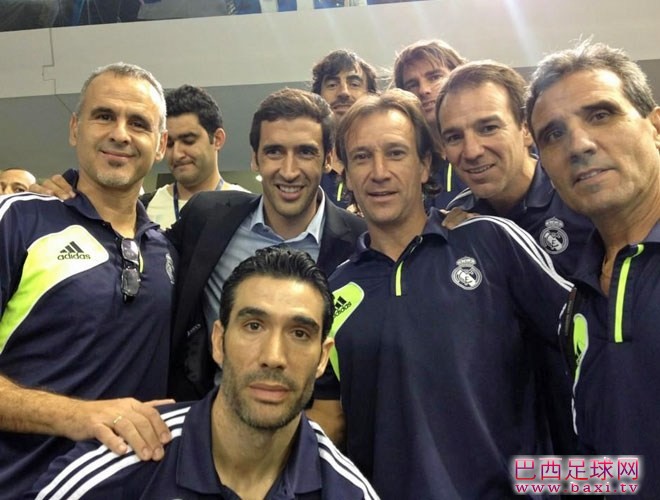 皇马巴萨元老赛5-5收场 劳尔耶罗卡塔尔再相逢.JPG