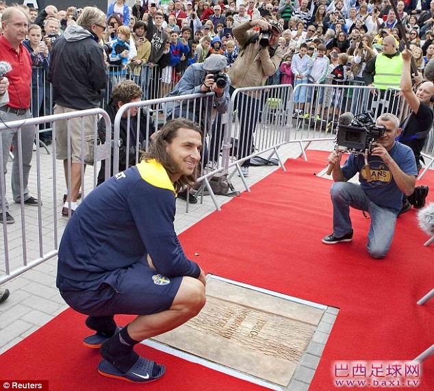 曼奇尼垂涎伊布已久，但高薪成为阻碍