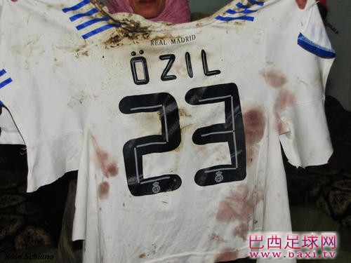 13岁皇马球迷踢球时被枪杀.jpg