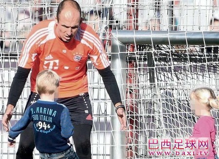 图片报：加练结束后罗本与子女在训练场玩耍