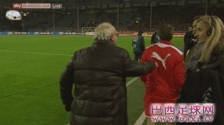 杜塞主教练拖走正接受天空体育采访的球员