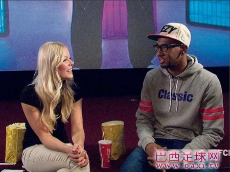 花边：美女主持采访拜仁球星