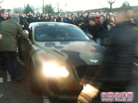 巴洛特利被曼联球迷围攻