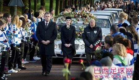 遇袭荷兰边裁举行葬礼，职业赛事亦默哀致意