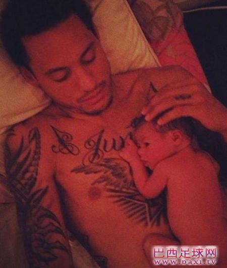 沙尔克球员琼斯展现他温柔的一面