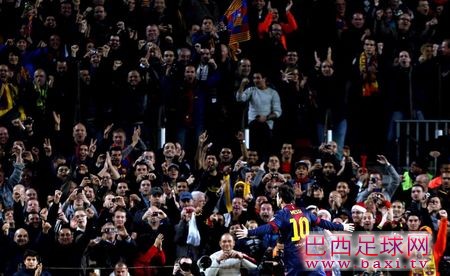 巴萨球迷齐唱：我们爱你，穆里尼奥，请留皇马