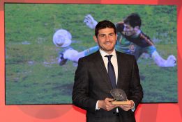 队长卡西同皇马球员祝福比拉诺瓦早日康复