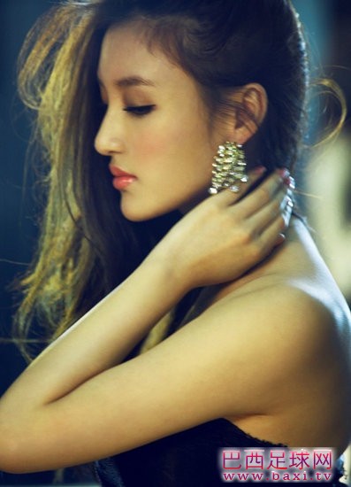 足球宝贝刘羽琦性感美照15.jpg