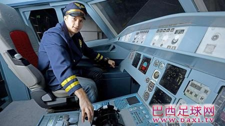 罗伊斯：我一直想成为一名机长.jpg