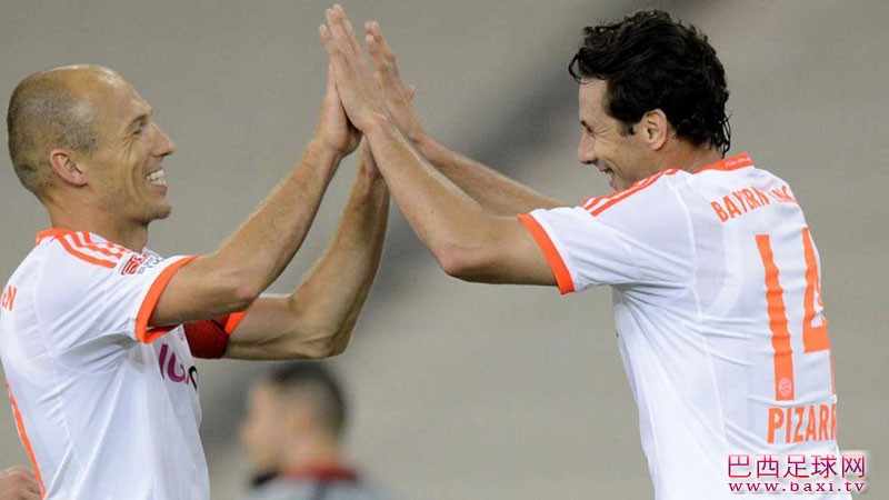 皮萨罗和罗本庆祝进球.jpg
