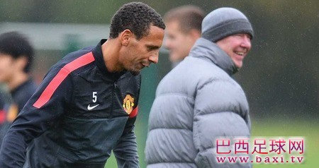 弗格森：我认为费迪南德不会离开，他还能踢.jpg