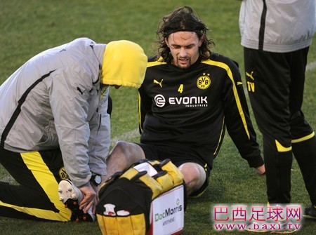 多特蒙德冬训开始，苏博蒂奇训练中受伤.jpg