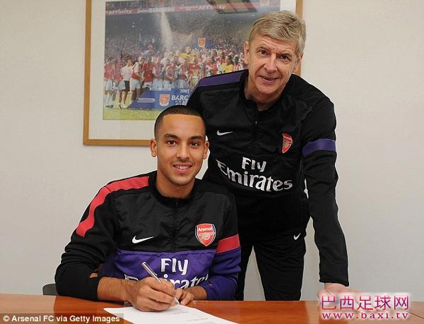 阿森纳官方续约沃尔科特 队内顶薪锁他至2016年.jpg