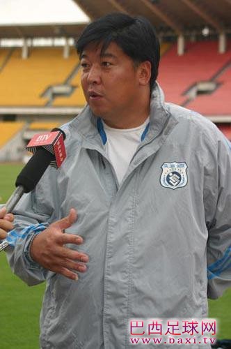 大连阿尔滨主教练徐弘.jpg