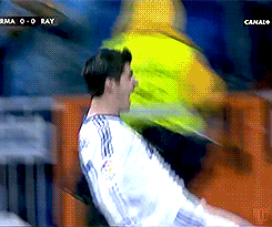 莫拉塔 贴地滑跪 亲吻队徽！.gif