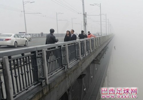 武汉两轻生者跳江自杀 被记者意外拍下1.jpg