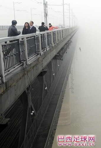 武汉两轻生者跳江自杀 被记者意外拍下2.jpg