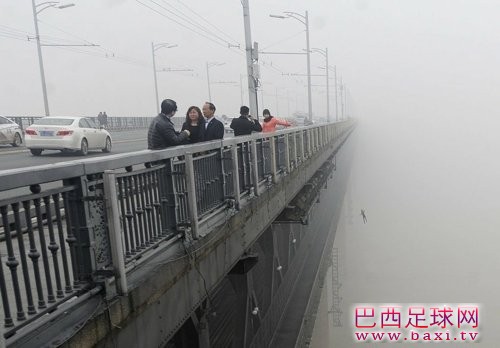武汉两轻生者跳江自杀 被记者意外拍下3.jpg