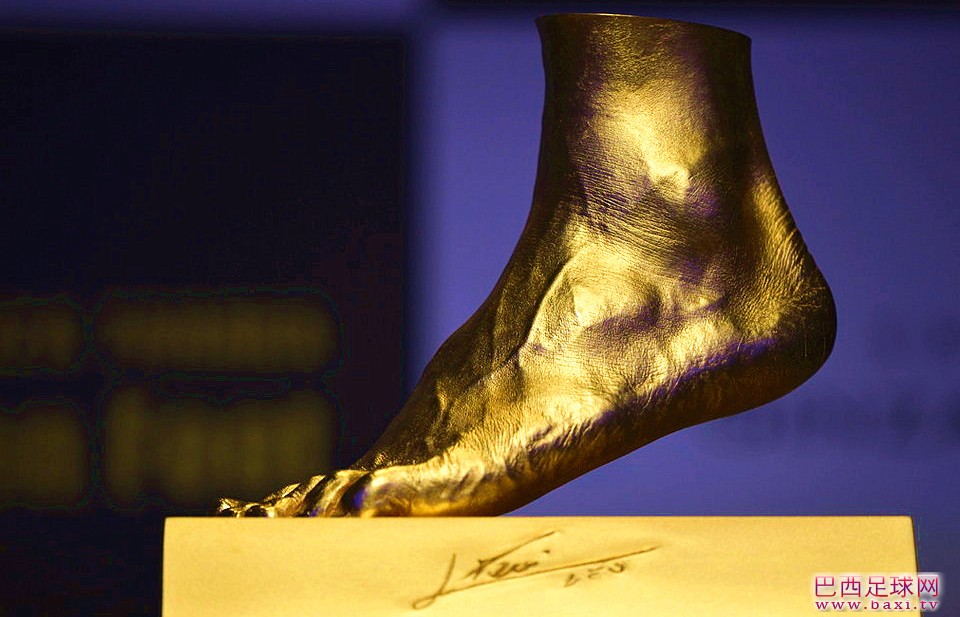 梅西纯金左脚,价值800万欧元.jpg