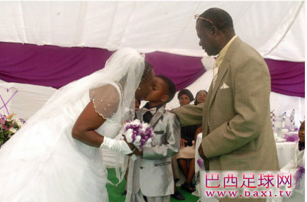 南非8岁男孩娶61岁老妇1.png