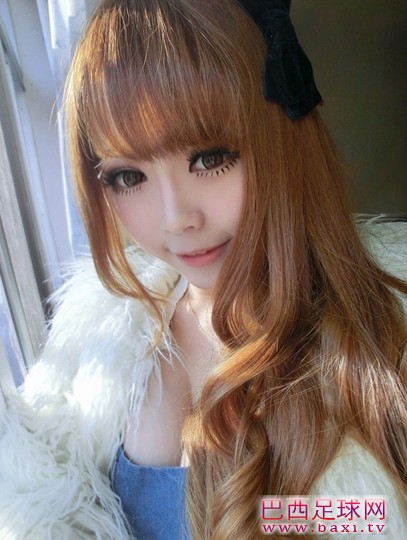 90后模特上海德比爆红 美女球迷超爱大雷2.jpg