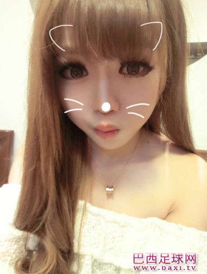 90后模特上海德比爆红 美女球迷超爱大雷10.jpg