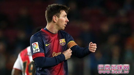 在巴萨同巴列卡诺队的比赛中，梅西担任场上队长.jpg