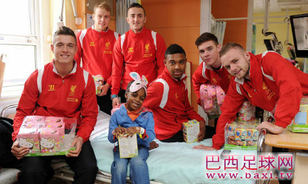 回声报：利物浦年轻球员带上礼物为童医院小孩送上节日祝福.png