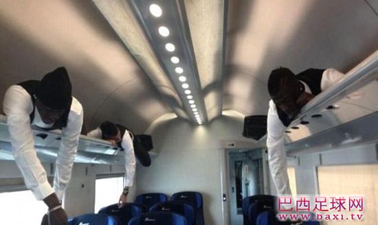 巴神、小法老和尼昂俯卧于火车行李架.jpg
