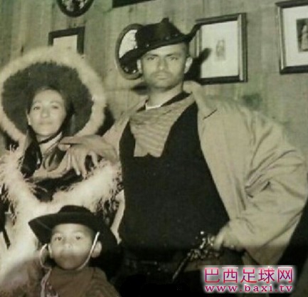 穆帅年轻时牛仔范儿青涩照.jpg