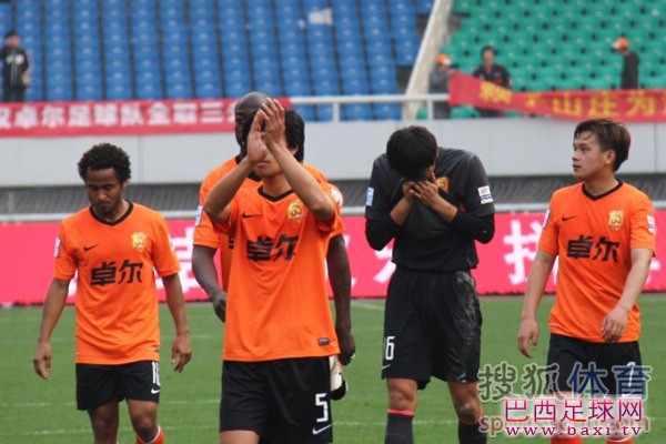 武汉卓尔四连败，球员微博表态需要时间.jpg