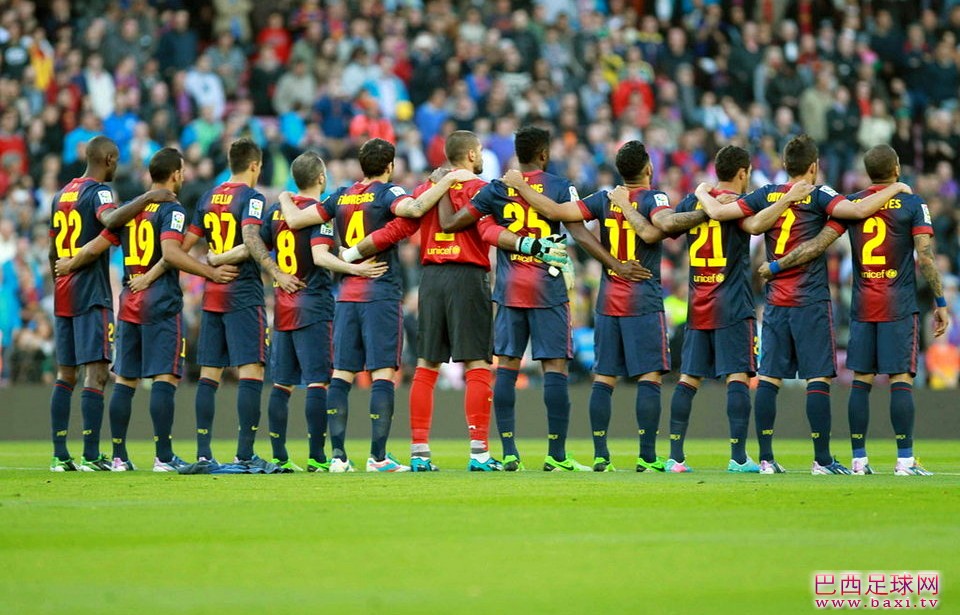 巴萨赛前为四川雅安地震默哀.jpg