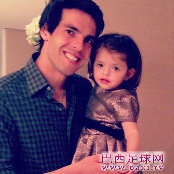 卡洛琳自曝亲卡卡恩爱照 爱女庆生萌态尽显.png