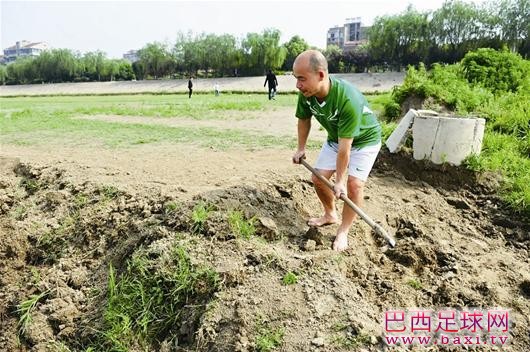 蔡甸“愚公”9年不辍 一个人挖出一个足球场.jpg