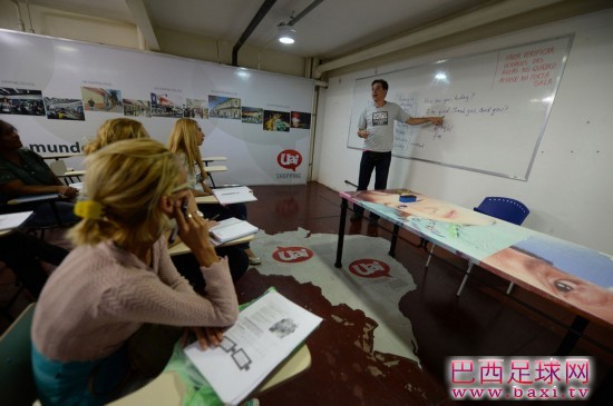 巴西为妓女免费培训英语迎世界杯2.jpg