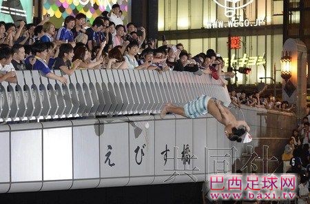 日本球迷跳河庆祝巴西世界杯出线.jpg