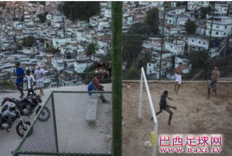 巴西踢球的少年6.png
