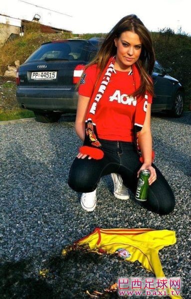 曼联女粉跪烧利物浦球衣爆红.jpg