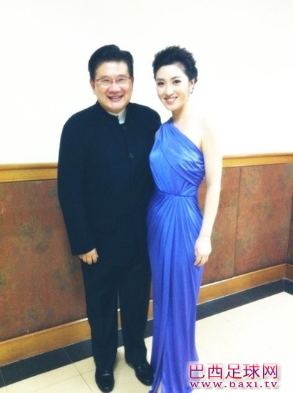 杜威前女友美女主播何卿长裙性感撩人17.jpg