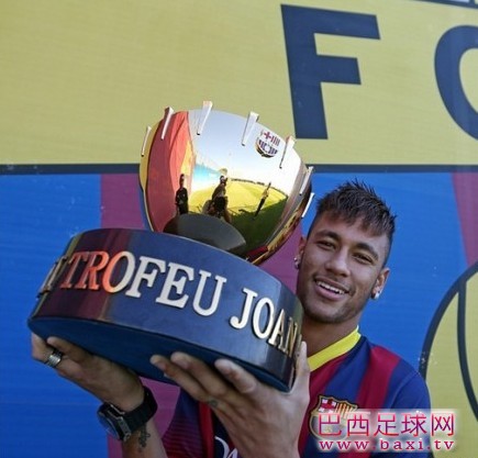 内马尔提前捧起甘伯杯.jpg