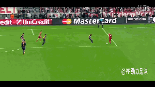 说说足球比赛中的“挡拆”应用.gif