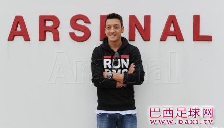 厄齐尔抵达阿森纳训练基地.jpg