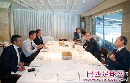 昨天完成续约后，C罗跟皇马主席等人共进午餐。